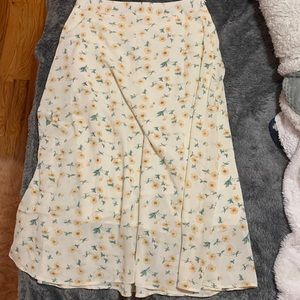 Hi I’m selling a skirt that goes pass the knees